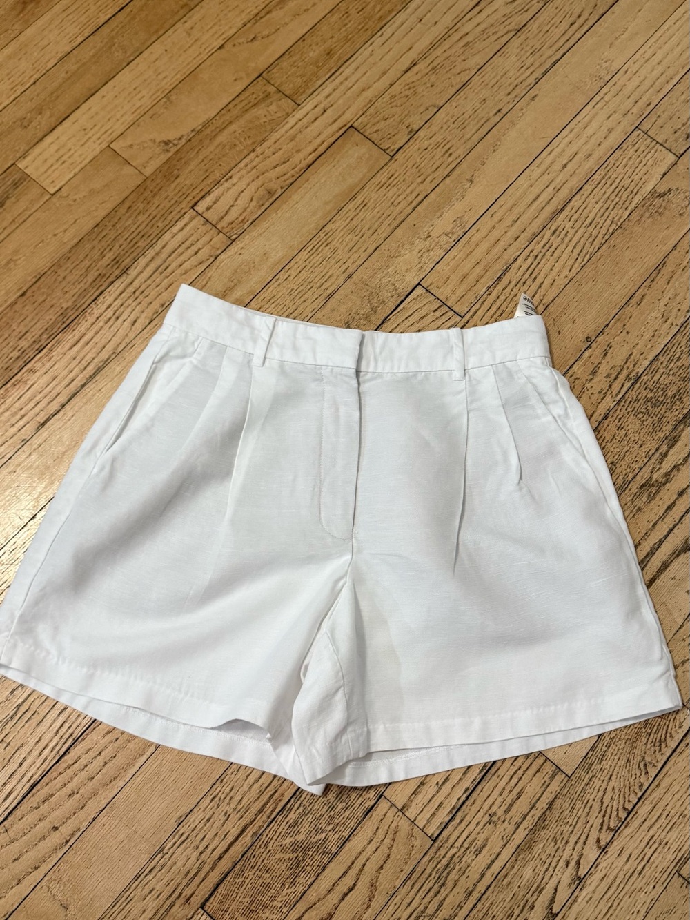 ARITZIA The effortless short size 8 great condition no flaws .High-Waist